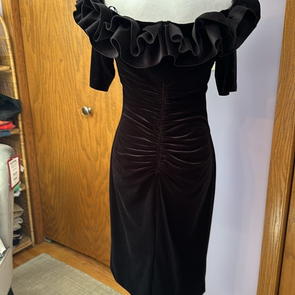 Xscape Ruffle Off the Shoulder velvet sheath dress in black size 8. - Picture 5 of 9
